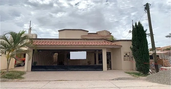 13_2128 | En Venta muy Bonita Casa, Fraccionamiento Jardines del Country. | HeroSuite.io Oficial