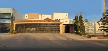 13_2871 | En Venta Hermosa Residencia, Fracc. Las Palmas | HeroSuite.io Oficial