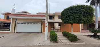 13_2429 | En Venta muy bonita y amplia Casa, Fraccionamiento Las Fuentes. | Realhaus