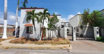 13_2310 | En Renta Bonita Casa semi Amueblada en Privada, Fracc. Jardines del Country. | HeroSuite.io Oficial